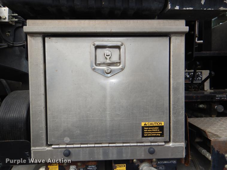 image for item DF7765 2007 International 7400 hydrovac truck