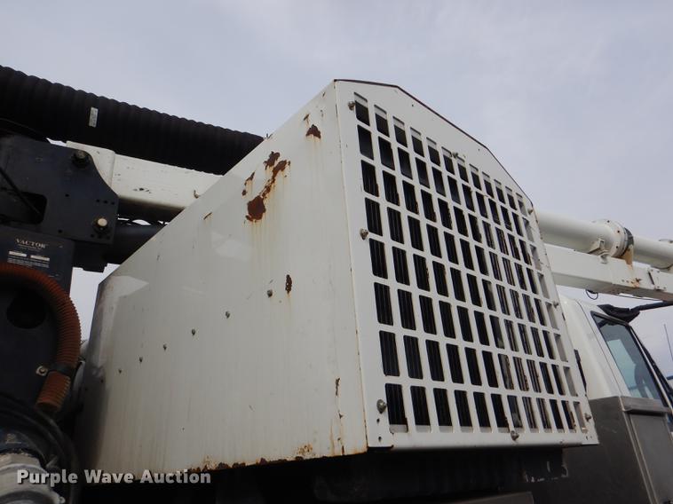 image for item DF7765 2007 International 7400 hydrovac truck