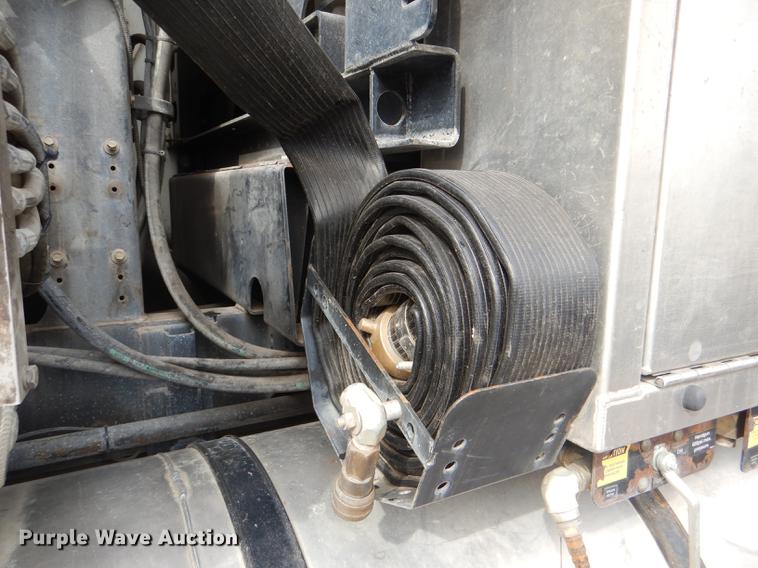 image for item DF7765 2007 International 7400 hydrovac truck