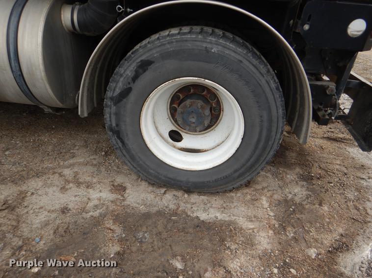 image for item DF7765 2007 International 7400 hydrovac truck