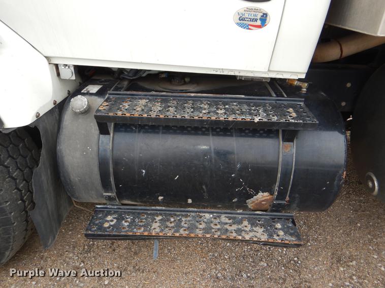 image for item DF7765 2007 International 7400 hydrovac truck