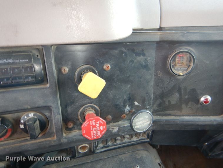 image for item DG1110 1997 International 4900 dump truck