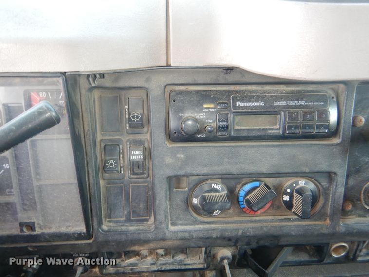 image for item DG1110 1997 International 4900 dump truck