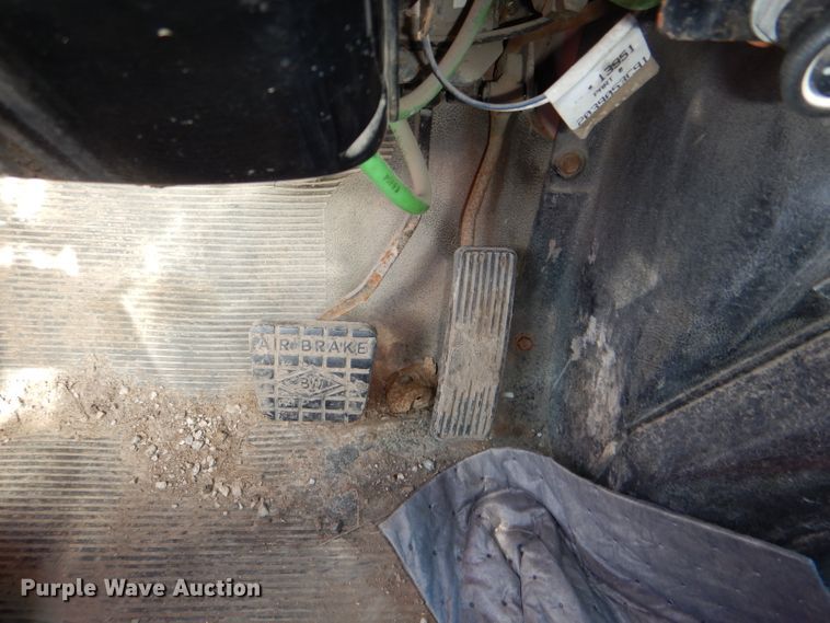 image for item DG1110 1997 International 4900 dump truck