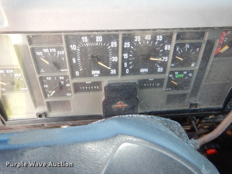 image for item DG1110 1997 International 4900 dump truck