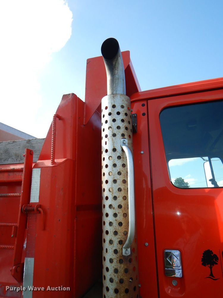 image for item DG1110 1997 International 4900 dump truck