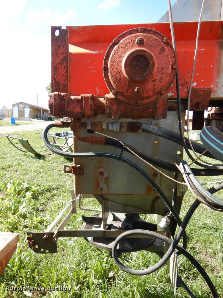 image for item DG1110 1997 International 4900 dump truck