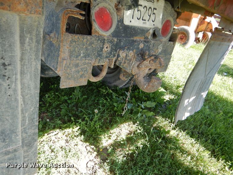 image for item DG1110 1997 International 4900 dump truck