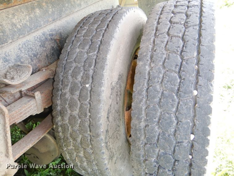 image for item DG1110 1997 International 4900 dump truck