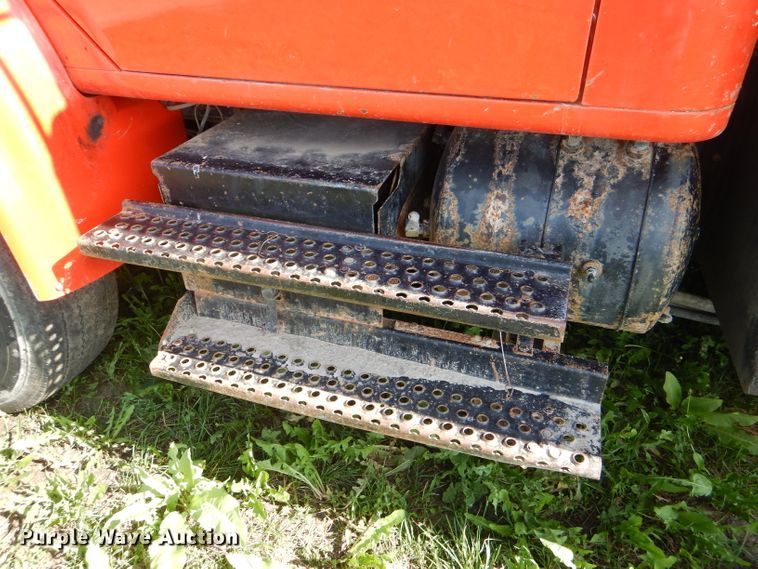 image for item DG1110 1997 International 4900 dump truck