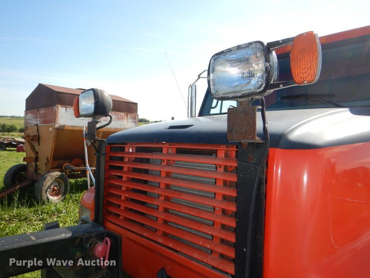 image for item DG1110 1997 International 4900 dump truck