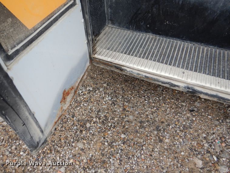 image for item DG1136 1999 International 3800 school bus