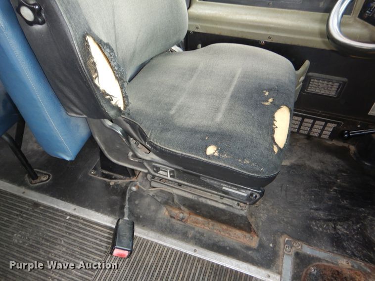 image for item DG1136 1999 International 3800 school bus