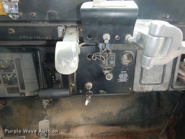 image for item DG1136 1999 International 3800 school bus