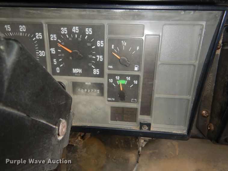 image for item DG1136 1999 International 3800 school bus