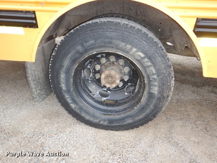 image for item DG1136 1999 International 3800 school bus