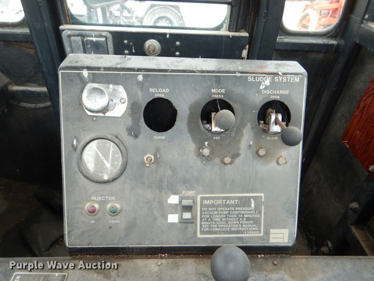 image for item DG1139 1990 Ag-Chem TerraGator 004 manure spreader