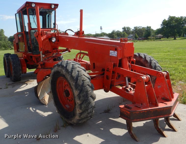 image for item DG1141 1980 John Deere 670A motor grader