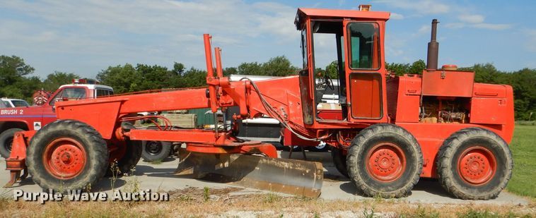 image for item DG1141 1980 John Deere 670A motor grader