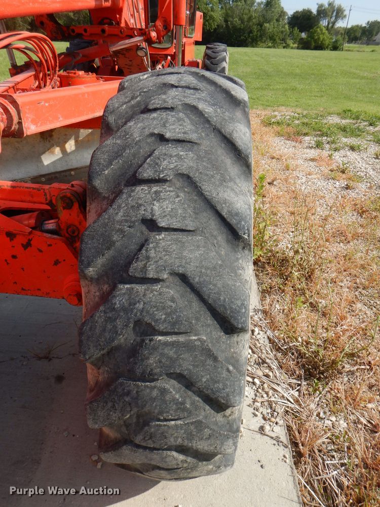 image for item DG1141 1980 John Deere 670A motor grader