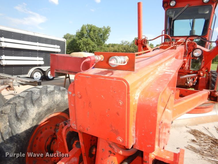 image for item DG1141 1980 John Deere 670A motor grader