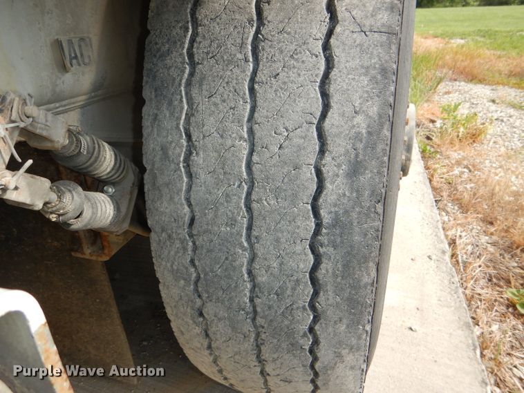 image for item DG1142 2000 Johnston 3000 street sweeper