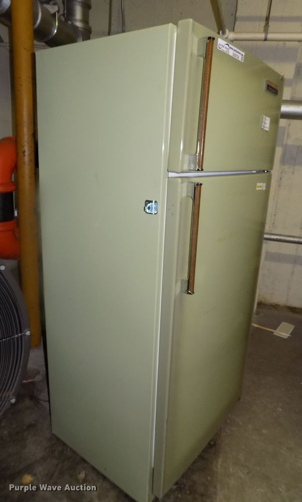 image for item DZ9724 Hotpoint refrigerator