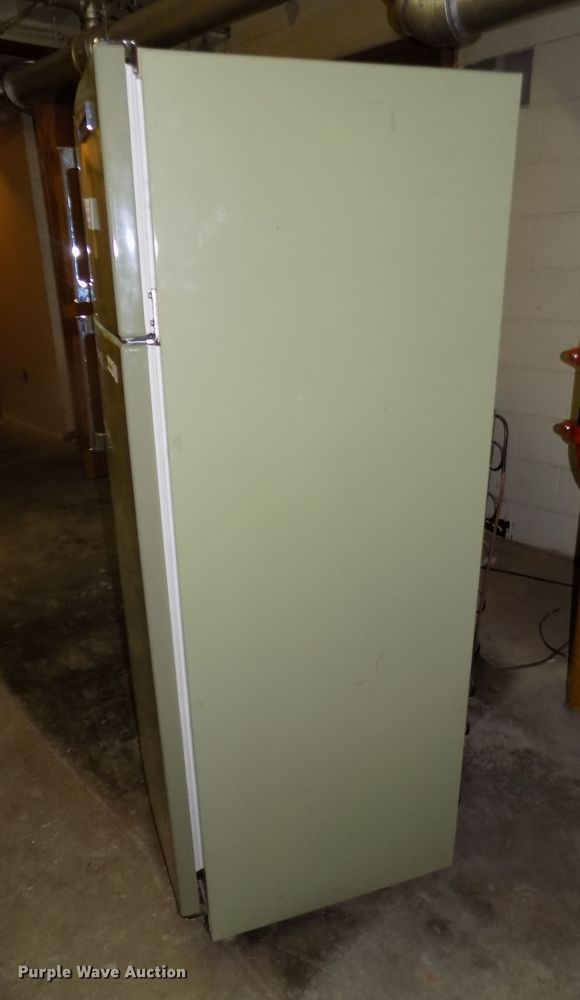image for item DZ9724 Hotpoint refrigerator