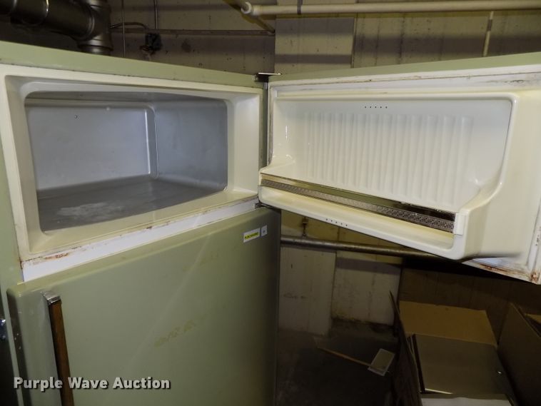image for item DZ9724 Hotpoint refrigerator