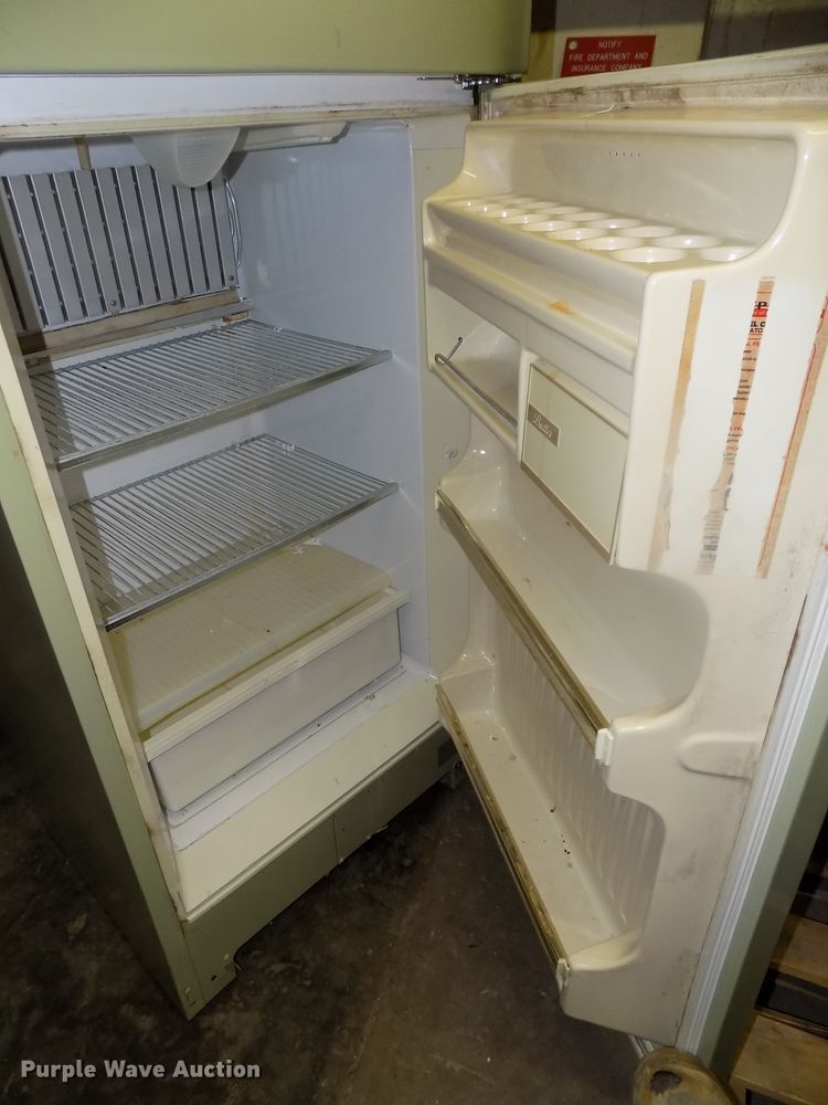 image for item DZ9724 Hotpoint refrigerator
