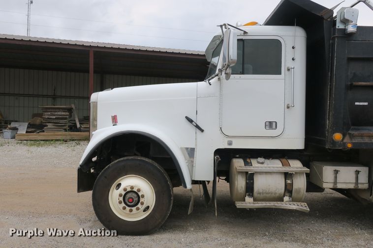 image for item EA9316 2004 Freightliner FLD dump truck