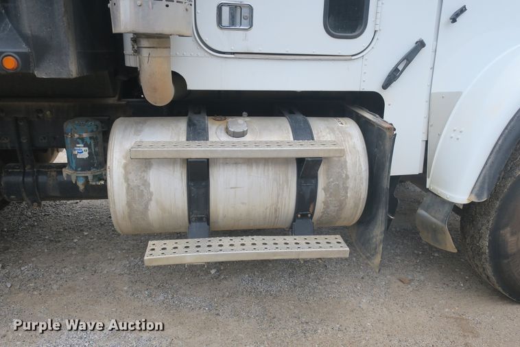 image for item EA9316 2004 Freightliner FLD dump truck