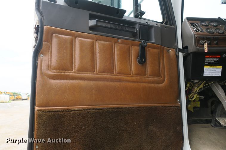 image for item EA9316 2004 Freightliner FLD dump truck