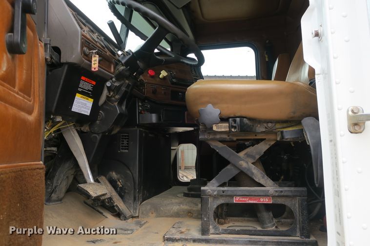 image for item EA9316 2004 Freightliner FLD dump truck