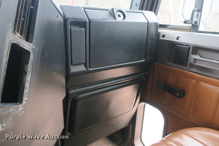 image for item EA9316 2004 Freightliner FLD dump truck