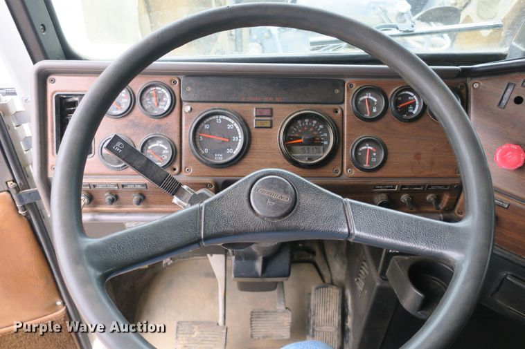 image for item EA9316 2004 Freightliner FLD dump truck