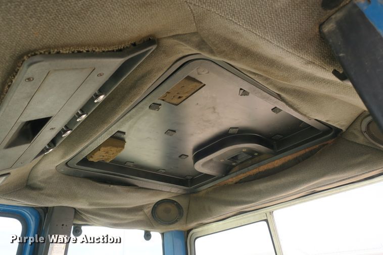 image for item EA9317 1989 Ford 7710 tractor