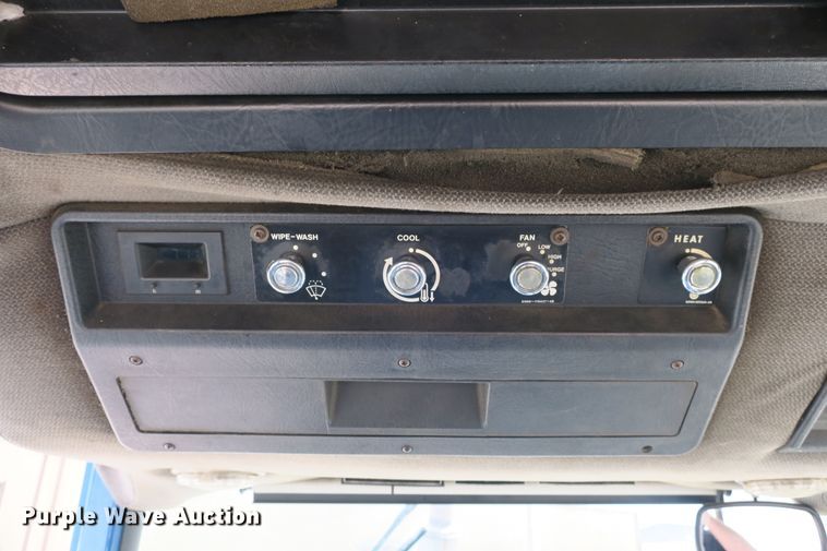 image for item EA9317 1989 Ford 7710 tractor