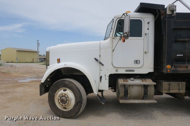 image for item EA9319 2004 Freightliner FLD dump truck