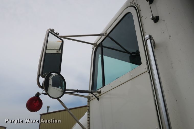 image for item EA9319 2004 Freightliner FLD dump truck