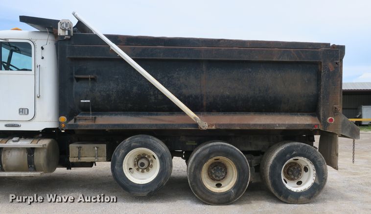 image for item EA9319 2004 Freightliner FLD dump truck