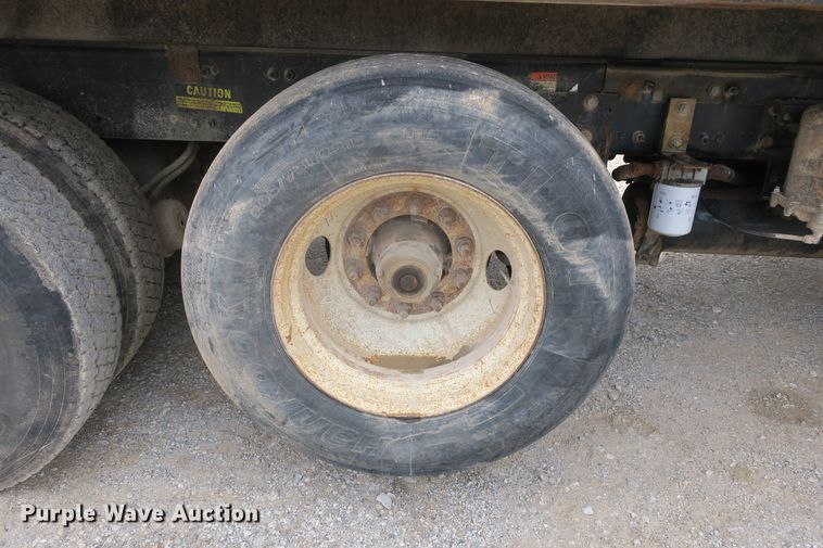 image for item EA9319 2004 Freightliner FLD dump truck