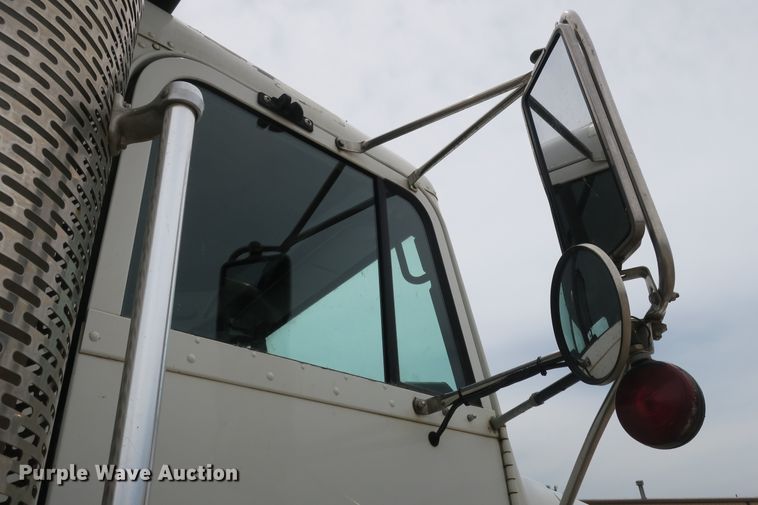 image for item EA9319 2004 Freightliner FLD dump truck