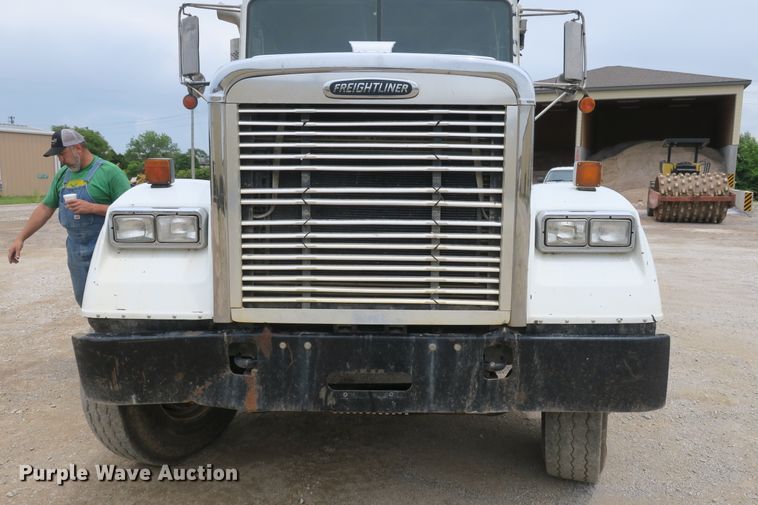 image for item EA9319 2004 Freightliner FLD dump truck