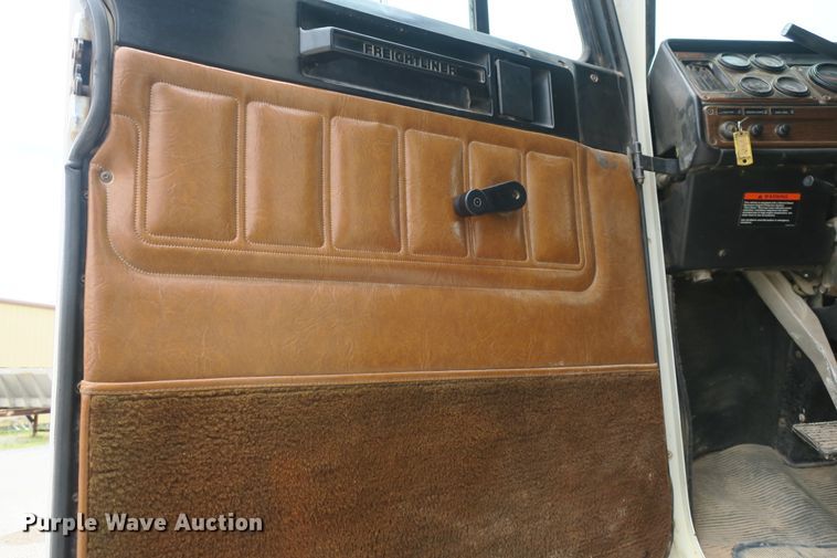 image for item EA9319 2004 Freightliner FLD dump truck