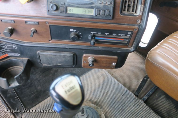 image for item EA9319 2004 Freightliner FLD dump truck