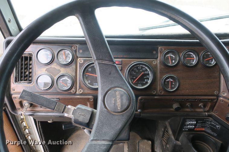 image for item EA9319 2004 Freightliner FLD dump truck