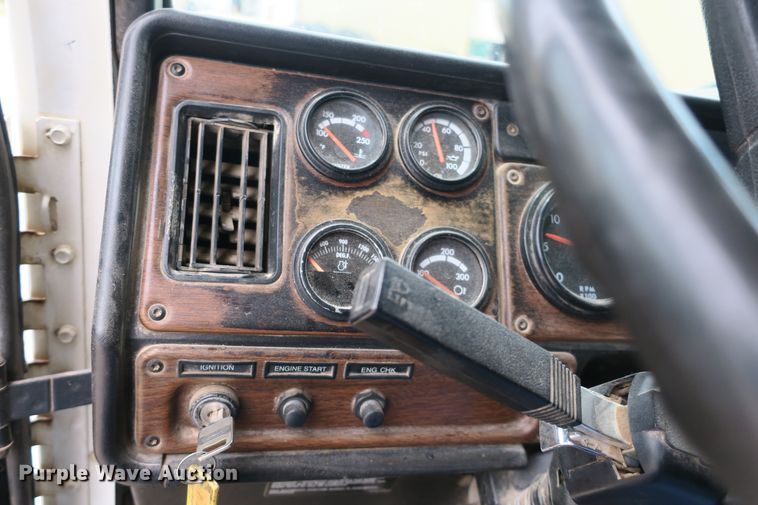 image for item EA9319 2004 Freightliner FLD dump truck