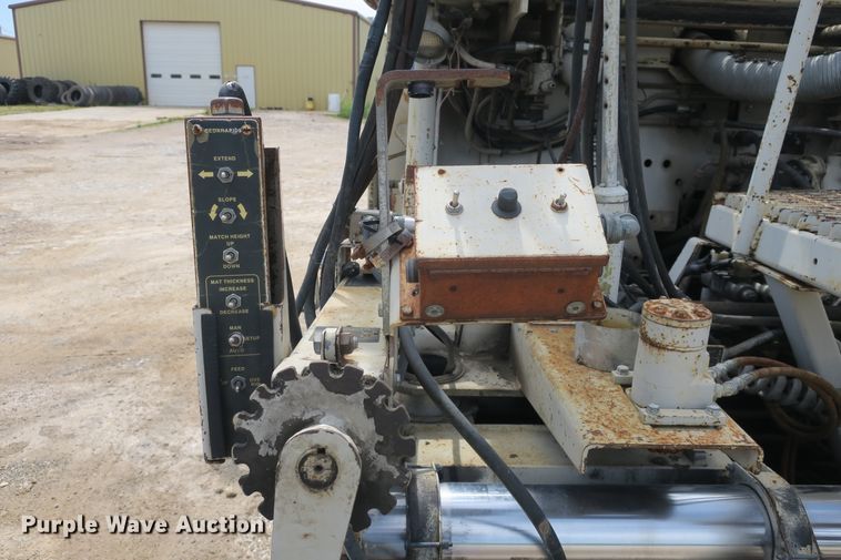 image for item EA9320 Cedarapids CR461-R paver