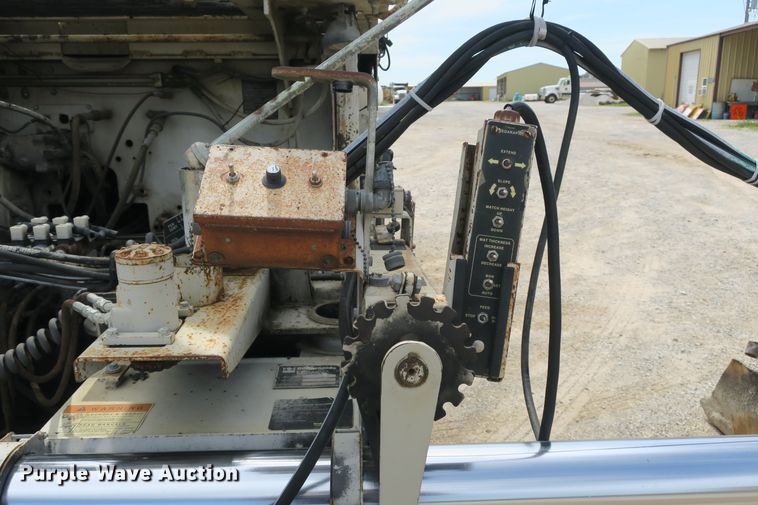 image for item EA9320 Cedarapids CR461-R paver